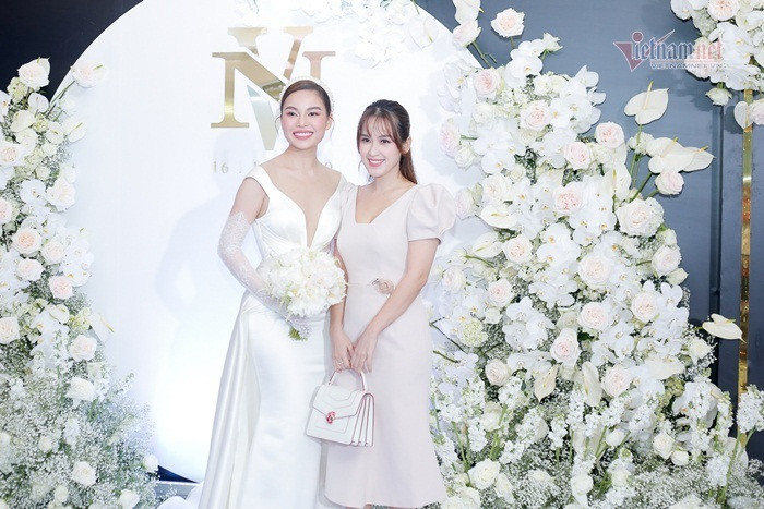 Vợ chồng Lưu Hương Giang - Hồ Hoài Anh quấn quýt dự đám cưới Giang Hồng Ngọc ảnh 6 Vợ chồng Lưu Hương Giang - Hồ Hoài Anh quấn quýt dự đám cưới Giang Hồng Ngọc