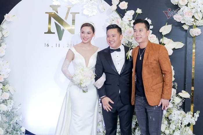 Vợ chồng Lưu Hương Giang - Hồ Hoài Anh quấn quýt dự đám cưới Giang Hồng Ngọc ảnh 5 Vợ chồng Lưu Hương Giang - Hồ Hoài Anh quấn quýt dự đám cưới Giang Hồng Ngọc