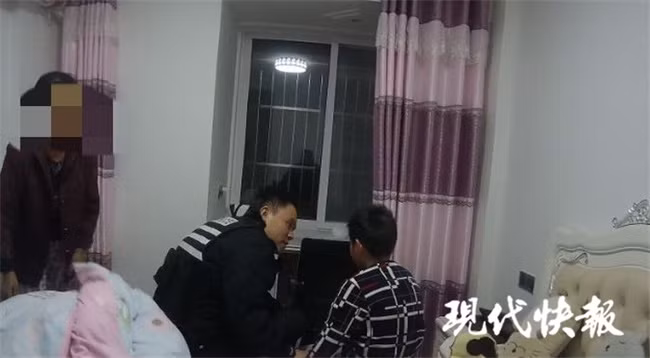 Giật mình phát hiện cháu trai 12 tuổi mất tích, bà nội báo cảnh sát nhờ giúp đỡ, nơi tìm ra đứa bé khiến bà rơi nước mắt - Ảnh 3.