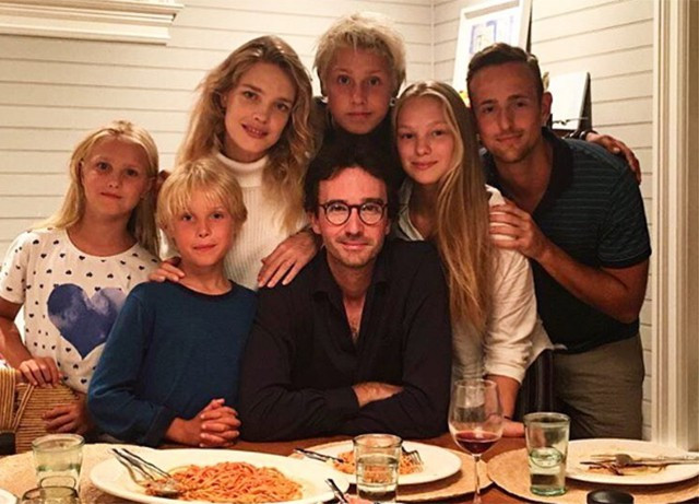 Hành trình từ cô bé bán rong thành "Lọ lem nước Nga", con dâu nhà Louis Vuitton danh giá ảnh 10 Hành trình từ cô bé bán rong thành