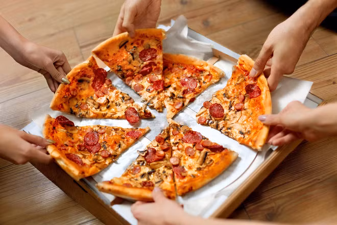 Đố bạn biết, vì sao pizza có hình tròn nhưng lại được đựng trong hộp vuông và cắt theo hình tam giác? - Ảnh 5.