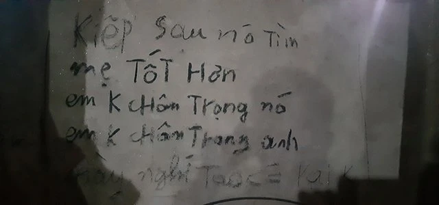 Những dòng chữ "hận vợ" kín tường.