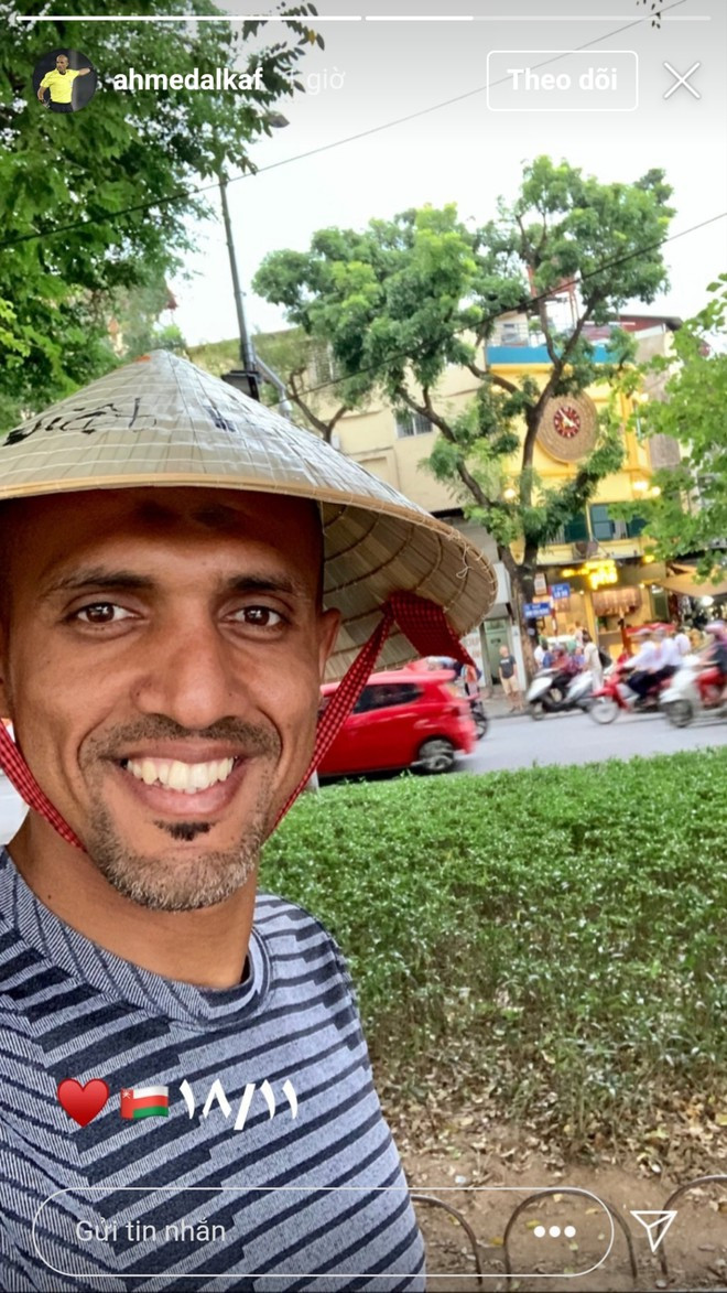 Trọng tài Ahmed Al-Kaf thích thú chụp ảnh check-in tại Hồ Gươm.Ảnh chụp màn hình. Trong tai tran Viet Nam - Thai Lan doi non la check-in tai ho Guom hinh anh 1