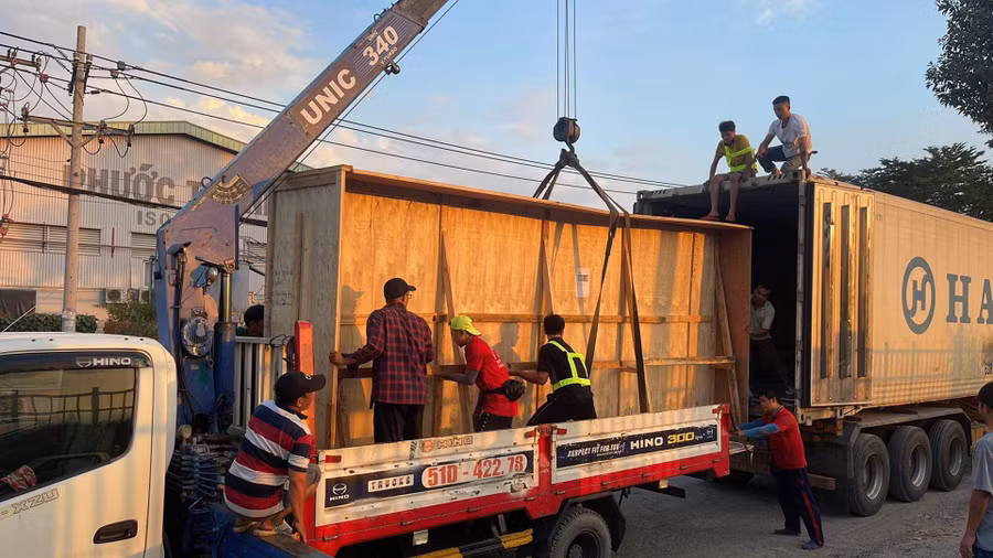 Nhà đấu giá Sotheby’s vận chuyển tranh cho một triển lãm tại Việt Nam. Nhà đấu giá Sotheby’s vận chuyển tranh cho một triển lãm tại Việt Nam.