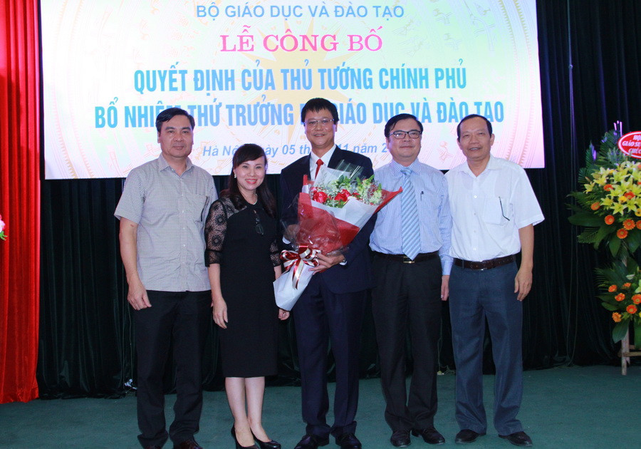 Đại diện các Cục, Vụ chức năng của Bộ GD&ĐT tặng hoa chúc mừng tân thứ trưởng tại buổi lễ Đại diện các Cục, Vụ chức năng của Bộ GD&ĐT tặng hoa chúc mừng tân thứ trưởng tại buổi lễ