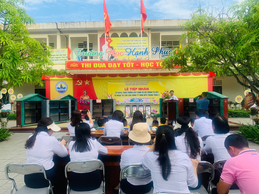 Các đại biểu tham dự Lễ tiếp nhận tủ sách, chậu trồng cây và bộ tranh tứ quý tại Trường Tiểu học Nguyễn Du (TP Hà Tĩnh).