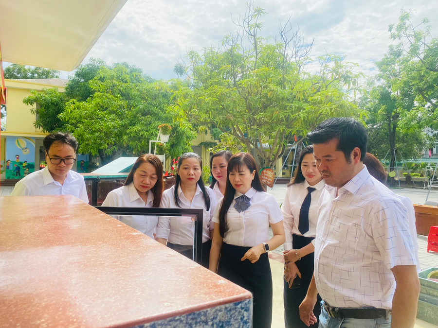 Sản phẩm có ưu điểm điểm là bền, đẹp, không bị thấm nước, không mối mọt, có thể để được ở ngoài trời.