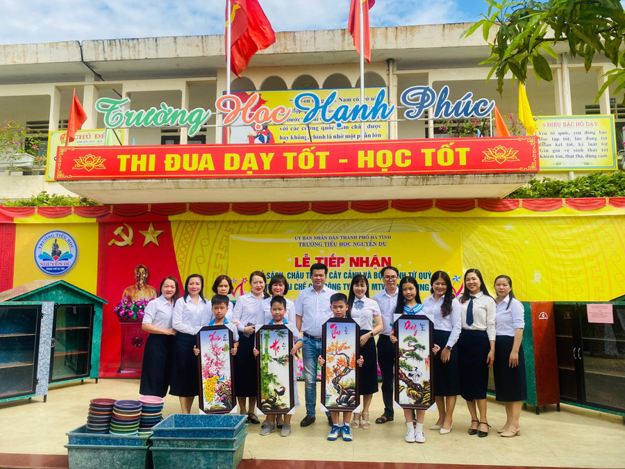 Tất cả các sản phẩm của Công ty Thanh Tùng 2 trao tặng đều được làm 100% từ nhựa tái chế.