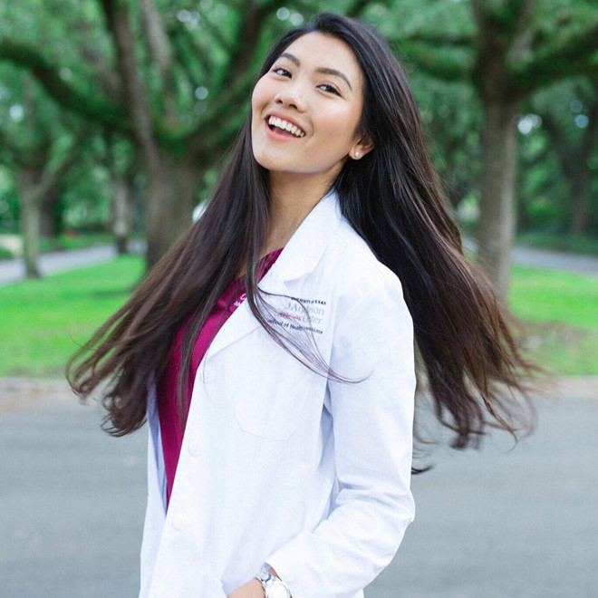 Sau khi tốt nghiệp, Phương thực tập tại Bệnh viện Houston Methodist. Bên cạnh đó, cô làm việc bán thời gian tại khoa Hình ảnh phóng xạ, Bệnh viện UT MD Anderson. Sở hữu gương mặt sáng, vóc dáng đẹp và chiều cao 1,78 m, Phương đăng quang hoa khôi Du học sinh Việt cách đây 4 năm.