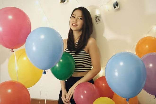 Trước khi học lên tiến sĩ, Ly tốt nghiệp ngành Sinh học và Y tiến hoá tại University of California Los Angeles (UCLA) với thành tích nằm trong top 5% xuất sắc của trường. Cô có công trình nghiên cứu về thuốc có khả năng thuyên giảm những bệnh liên quan rối loạn hình thành mạch máu, trong đó có bệnh mù, ung thư và di căn. 9X cũng từng giành giải thưởng thuyết trình nghiên cứu tại Hội nghị GTCbio Drug Discovery được tổ chức tại Mỹ vào năm 2015. Trước khi học lên tiến sĩ, Ly tốt nghiệp ngành Sinh học và Y tiến hoá tại University of California Los Angeles (UCLA) với thành tích nằm trong top 5% xuất sắc của trường. Cô có công trình nghiên cứu về thuốc có khả năng thuyên giảm những bệnh liên quan rối loạn hình thành mạch máu, trong đó có bệnh mù, ung thư và di căn. 9X cũng từng giành giải thưởng thuyết trình nghiên cứu tại Hội nghị GTCbio Drug Discovery được tổ chức tại Mỹ vào năm 2015.