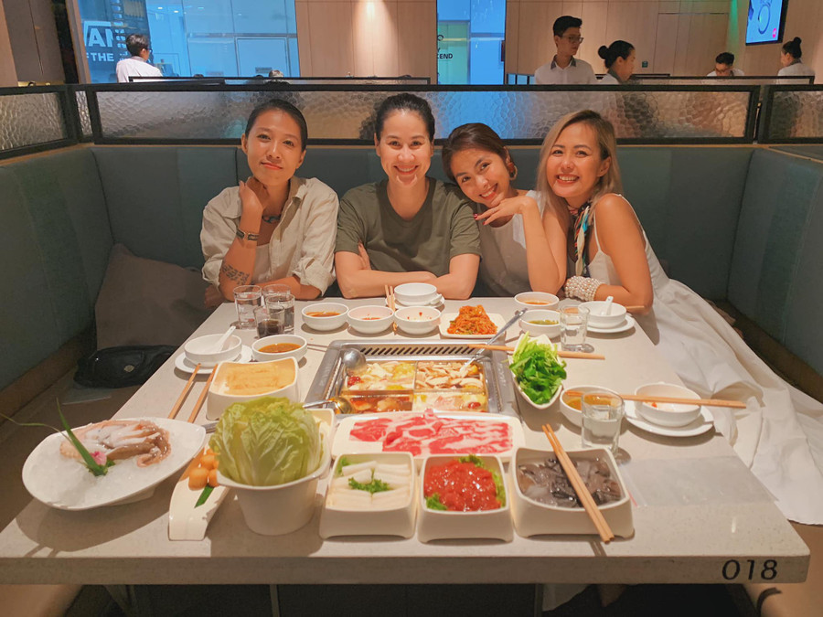 Tăng Thanh Hà đăng một bức ảnh cùng hội bạn thân 10 năm lên trang cá nhân, chưa ai kịp "bóc phốt" đã thành thật thanh minh - Ảnh 1. Tăng Thanh Hà đăng một bức ảnh cùng hội bạn thân 10 năm lên trang cá nhân, chưa ai kịp "bóc phốt" đã thành thật thanh minh - Ảnh 1.