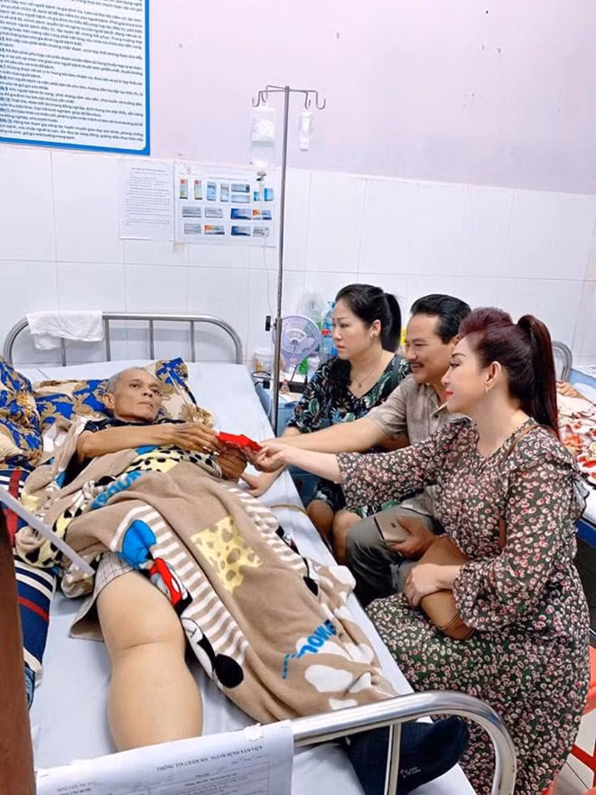 Nhiều nghệ sĩ đã đến thăm và động viên Phương Tần.