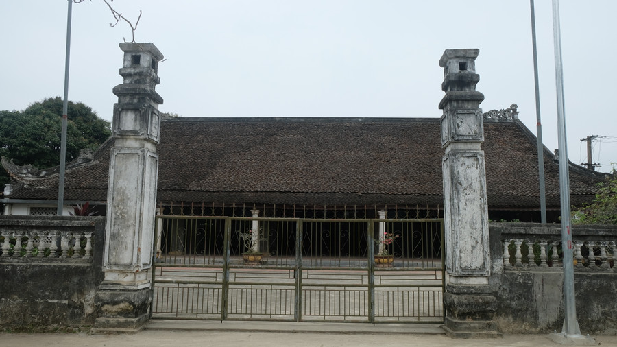 Ngôi đền cổ kính nằm giữa làng Động Bồng. (Ảnh: TG)