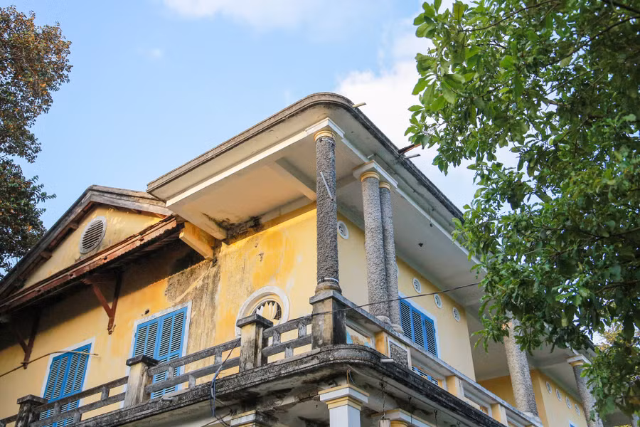 Ngôi nhà xây dựng vào đầu thế kỷ XX theo lối kiến trúc Pháp, mặt tiền hướng ra đường Phan Đình Phùng và sông An Cựu.