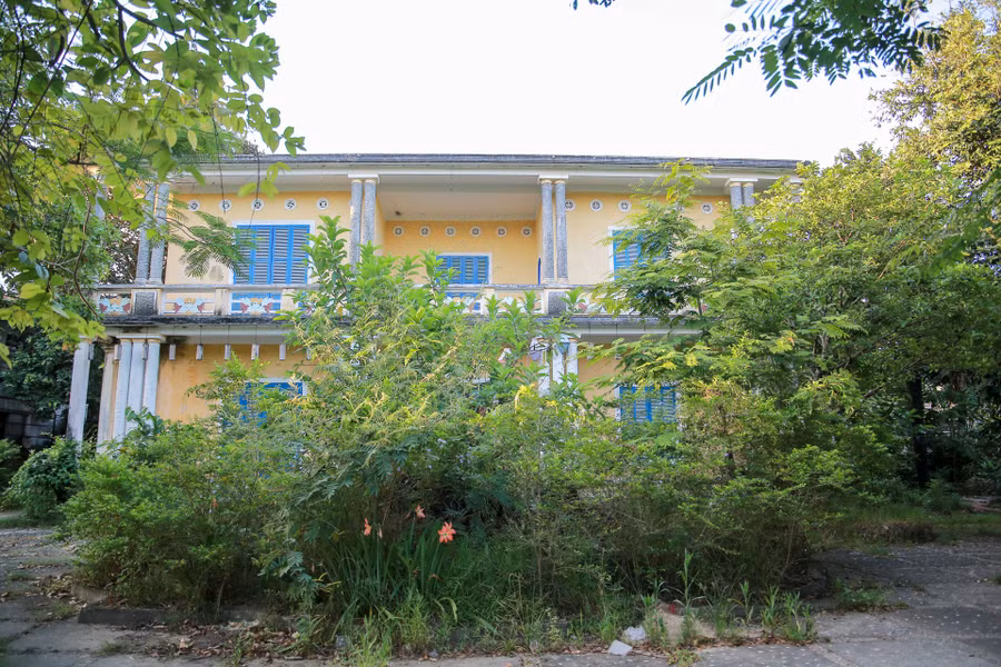 Ngôi nhà âm u, hoang tàn và lạnh lẽo.