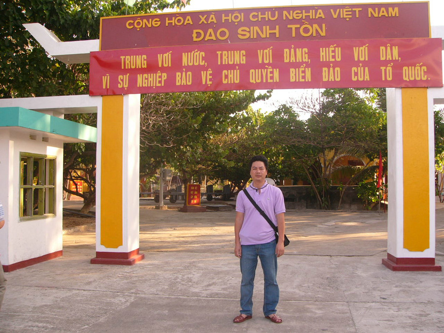 Nhà thơ, nhà báo Nguyễn Quang Hưng trong chuyến công tác ở Trường Sa. Ảnh: NVCC. Nhà thơ, nhà báo Nguyễn Quang Hưng trong chuyến công tác ở Trường Sa. Ảnh: NVCC.