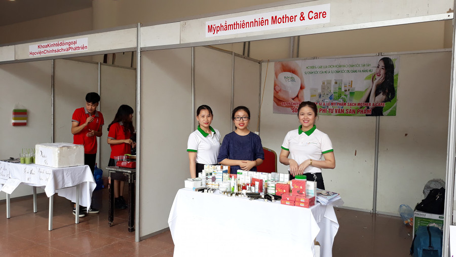 Gian hàng của nữ sinh viên khởi nghiệp Gian hàng của nữ sinh viên khởi nghiệp