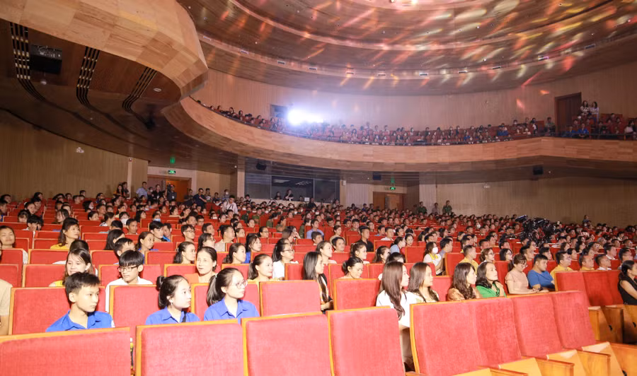 Chương trình được diễn ra tại 2 điểm cầu: Quảng trường Hồ Chí Minh, TP Vinh, tỉnh Nghệ An và Nhà hát Sông Hương, TP Huế, tỉnh Thừa Thiên - Huế.