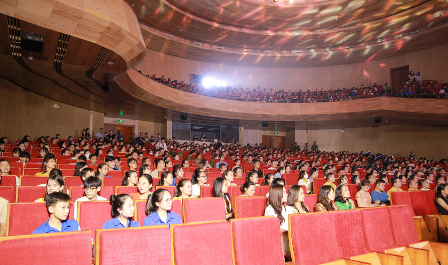 Chương trình được diễn ra tại 2 điểm cầu: Quảng trường Hồ Chí Minh, TP Vinh, tỉnh Nghệ An và Nhà hát Sông Hương, TP Huế, tỉnh Thừa Thiên - Huế. Chương trình được diễn ra tại 2 điểm cầu: Quảng trường Hồ Chí Minh, TP Vinh, tỉnh Nghệ An và Nhà hát Sông Hương, TP Huế, tỉnh Thừa Thiên - Huế.