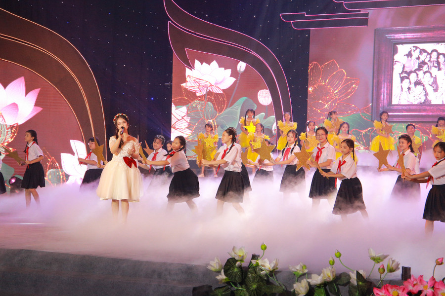 Tiết mục “Đêm qua em mơ gặp Bác Hồ” mở màn cho đêm nghệ thuật. Tiết mục “Đêm qua em mơ gặp Bác Hồ” mở màn cho đêm nghệ thuật.