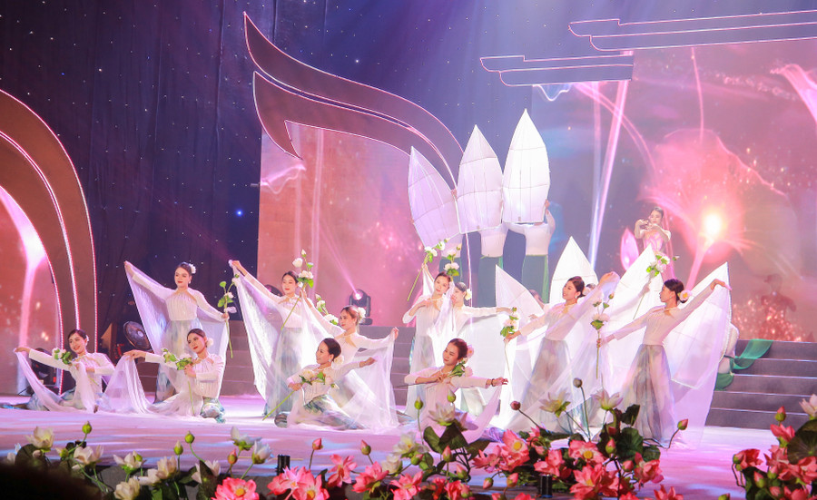 Chương trình nghệ thuật “Người Mẹ làng Sen” đã đưa khán giả ngược dòng thời gian về hơn một thế kỷ trước, về với cội nguồn sinh thành, dưỡng dục Bác Hồ kính yêu. Chương trình nghệ thuật “Người Mẹ làng Sen” đã đưa khán giả ngược dòng thời gian về hơn một thế kỷ trước, về với cội nguồn sinh thành, dưỡng dục Bác Hồ kính yêu.