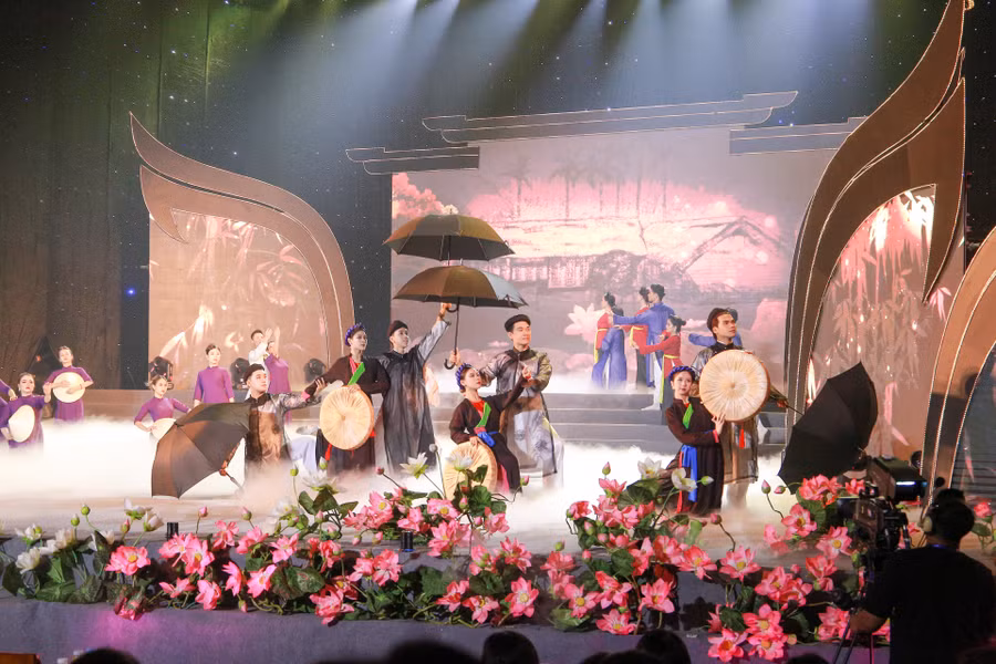 Chương trình nghệ thuật 'Người Mẹ làng Sen'. (Ảnh: Hoàng Hải).