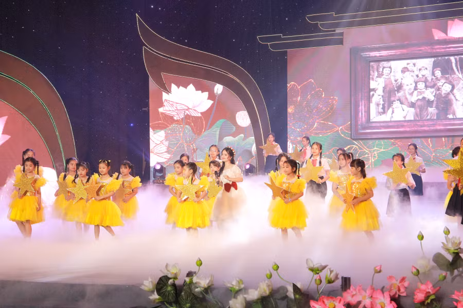Tiết mục “Đêm qua em mơ gặp Bác Hồ” mở màn cho đêm nghệ thuật.