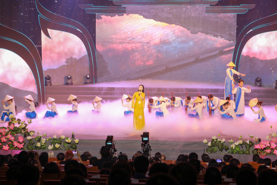 Ca khúc “Đêm nghe hát đò đưa nhớ Bác” do Hà Quỳnh Như và tốp múa trường Trung cấp Văn hóa - Nghệ thuật Huế trình bày. Ca khúc “Đêm nghe hát đò đưa nhớ Bác” do Hà Quỳnh Như và tốp múa trường Trung cấp Văn hóa - Nghệ thuật Huế trình bày.