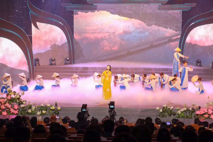 Ca khúc “Đêm nghe hát đò đưa nhớ Bác” do Hà Quỳnh Như và tốp múa trường Trung cấp Văn hóa - Nghệ thuật Huế trình bày.