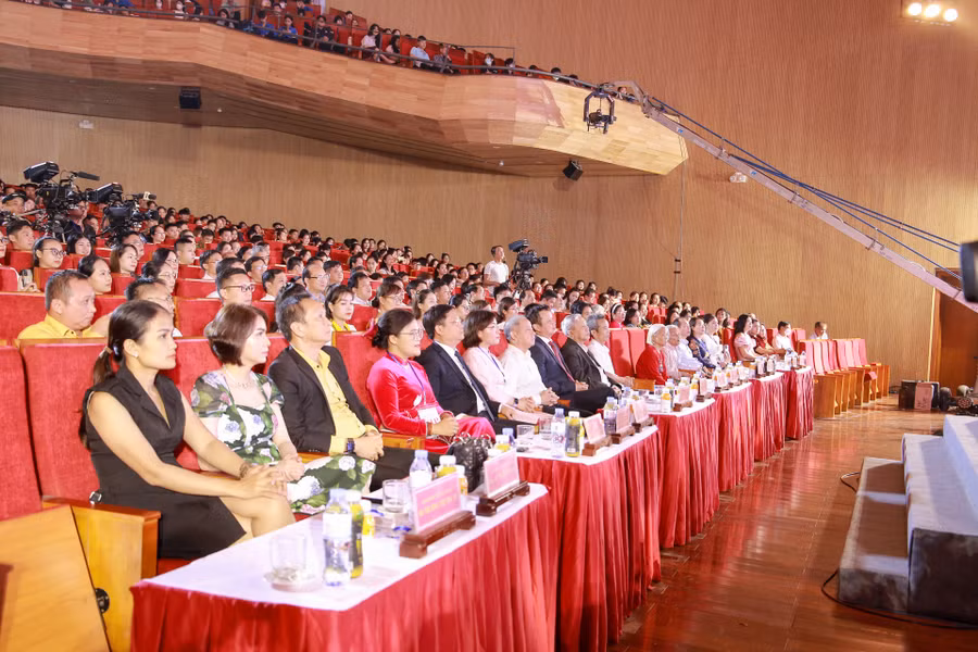 Các đại biểu, khách mời tham gia chương trình nghệ thuật "Người Mẹ làng Sen".