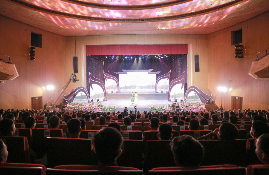 Chương trình nghệ thuật “Người Mẹ làng Sen” tổ chức nhân dịp kỷ niệm 155 năm sinh của bà Hoàng Thị Loan và 133 năm ngày sinh Chủ tịch Hồ Chí Minh. Chương trình nghệ thuật “Người Mẹ làng Sen” tổ chức nhân dịp kỷ niệm 155 năm sinh của bà Hoàng Thị Loan và 133 năm ngày sinh Chủ tịch Hồ Chí Minh.