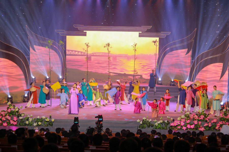 Tiết mục hát, múa “Lời ru tuổi thơ” do NSUT Mai Lê, cùng tốp múa Nhà hát Ca kịch và Thiếu nhi thể hiện tại chương trình. Tiết mục hát, múa “Lời ru tuổi thơ” do NSUT Mai Lê, cùng tốp múa Nhà hát Ca kịch và Thiếu nhi thể hiện tại chương trình.