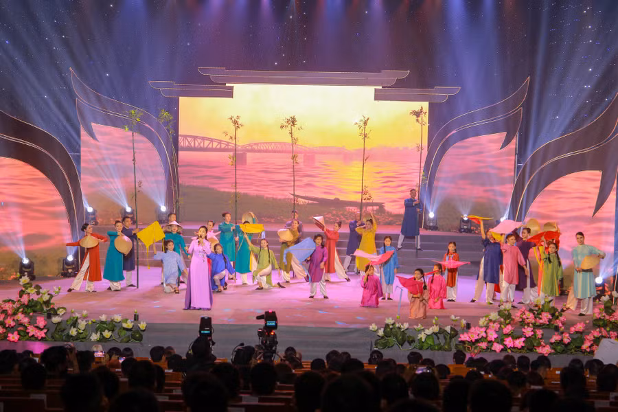 Tiết mục hát, múa “Lời ru tuổi thơ” do NSUT Mai Lê, cùng tốp múa Nhà hát Ca kịch và Thiếu nhi thể hiện tại chương trình.