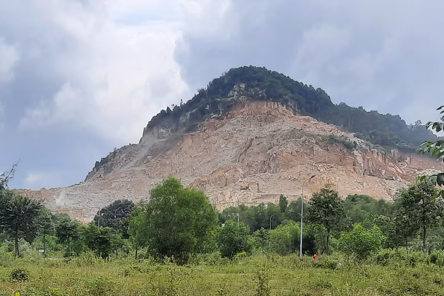 Núi Thị Vải tại thị xã Phú Mỹ, tỉnh Bà Rịa - Vũng Tàu đang bị tàn phá vì khai thác khoáng sản.