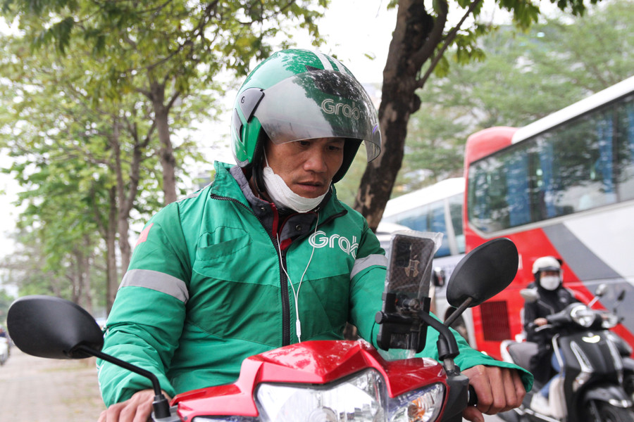 Ông Nguyễn Văn Long kiểm tra đơn hàng của khách.