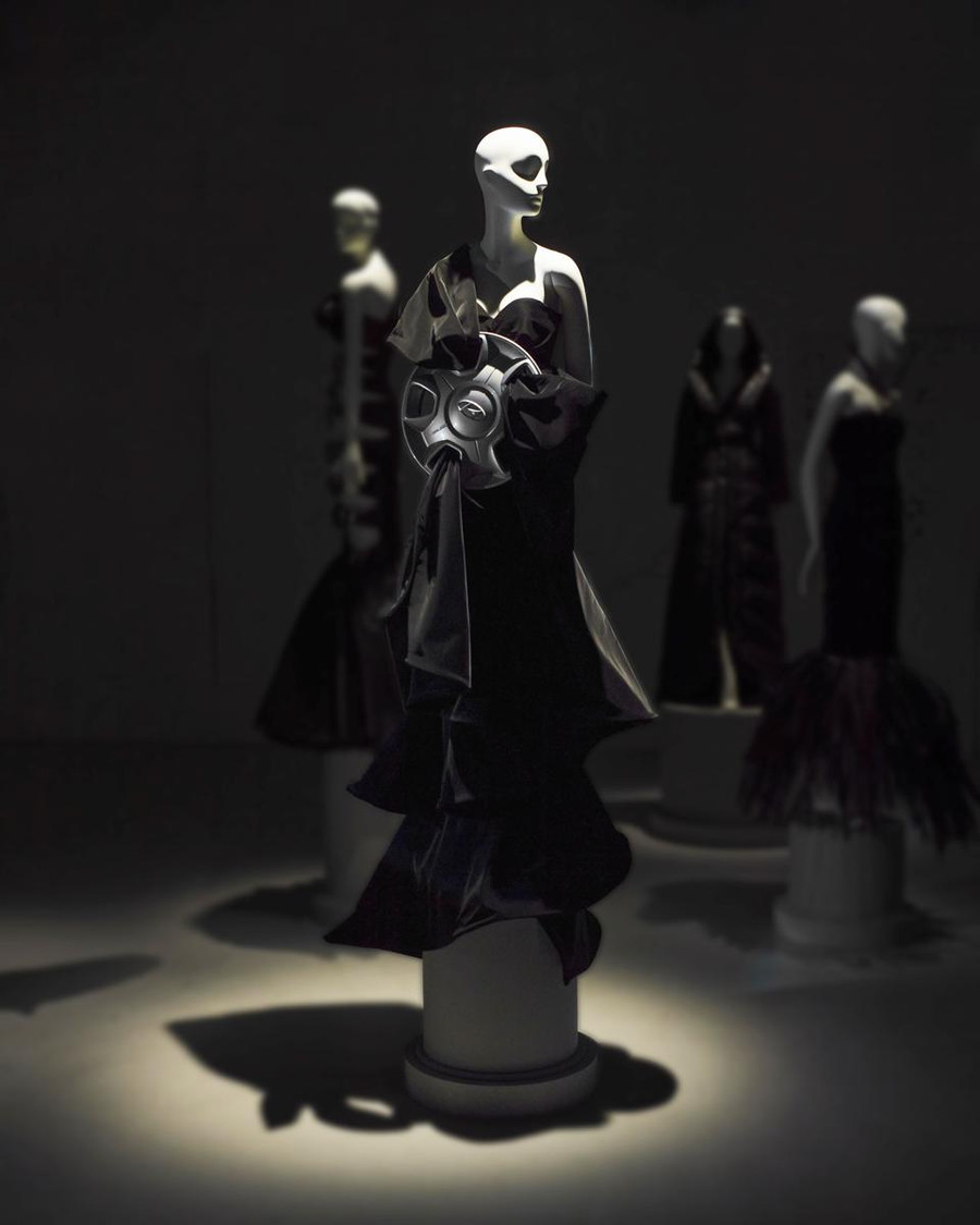 Phụ tùng xe hơi Hyundai góp phần trong bộ sưu tập thời trang của Jeremy Scott. (Ảnh: Hyundai).