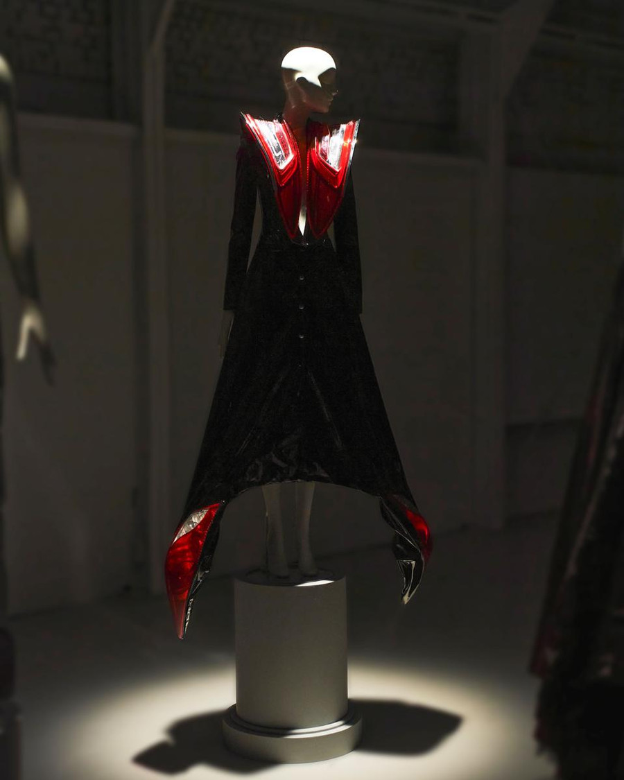 Linh kiện xe hơi Hyundai được tái chế thành bộ sưu tập của Jeremy Scott. (Ảnh: Hyundai).