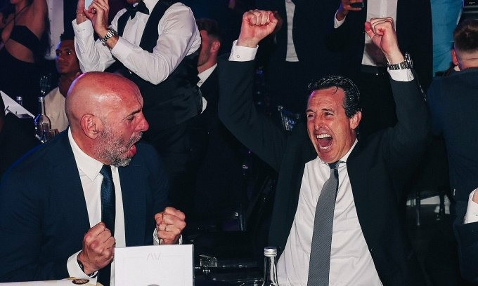 HLV Unai Emery mừng rỡ khi Man City hạ Tottenham 2- 0 hôm 15/5 HLV Unai Emery mừng rỡ khi Man City hạ Tottenham 2- 0 hôm 15/5