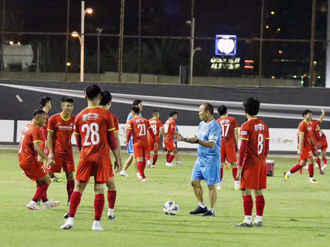 Thầy Park tham gia "đá ma" cùng các học trò.