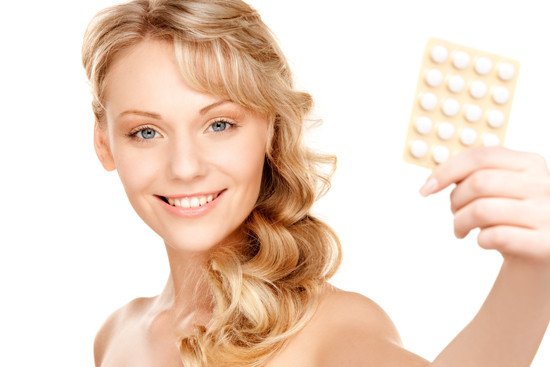Các hormone trong loại thuốc này có thể khiến da bạn mẫn cảm hơn, dễ tạo nên nhiều đốm sậm màu trên da. chăm sóc da khi ra nắng