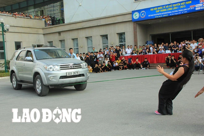 Nữ võ sinh 15 tuổi dùng khí công kéo xe ôtô
