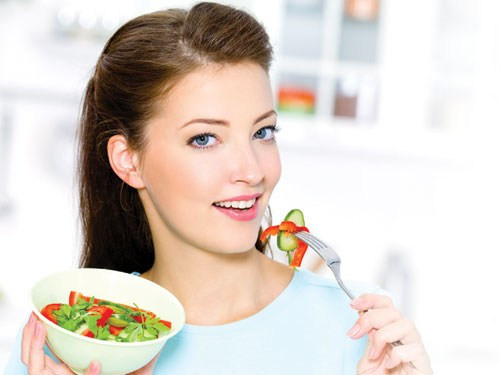 Ăn rau có độ giòn là một trong những cách làm trắng răng tự nhiên. trắng răng