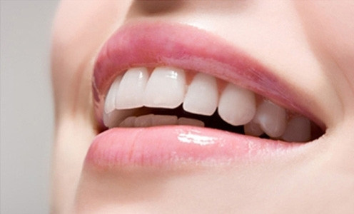Dùng nước chanh và muối ngậm sẽ tẩy trắng răng. trắng răng