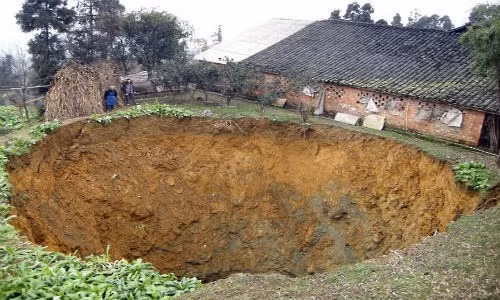 Những hố tử thần khổng lồ đáng sợ trên thế giới - ảnh 11