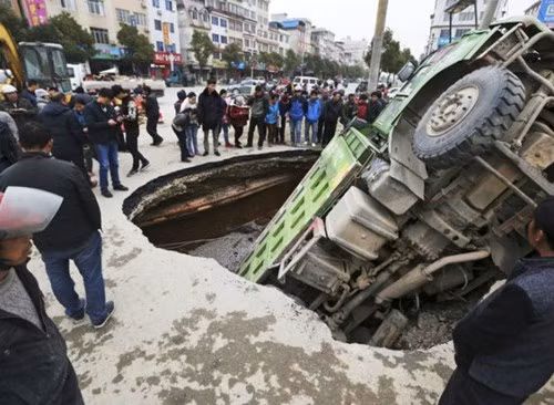 Những hố tử thần khổng lồ đáng sợ trên thế giới - ảnh 4