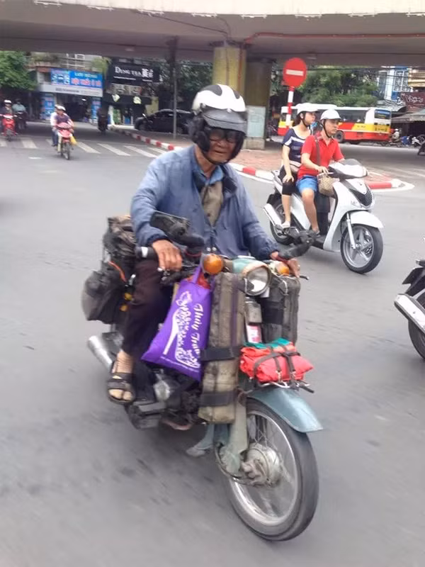 Cụ ông U90 và hành trình xuyên Việt bằng xe cub