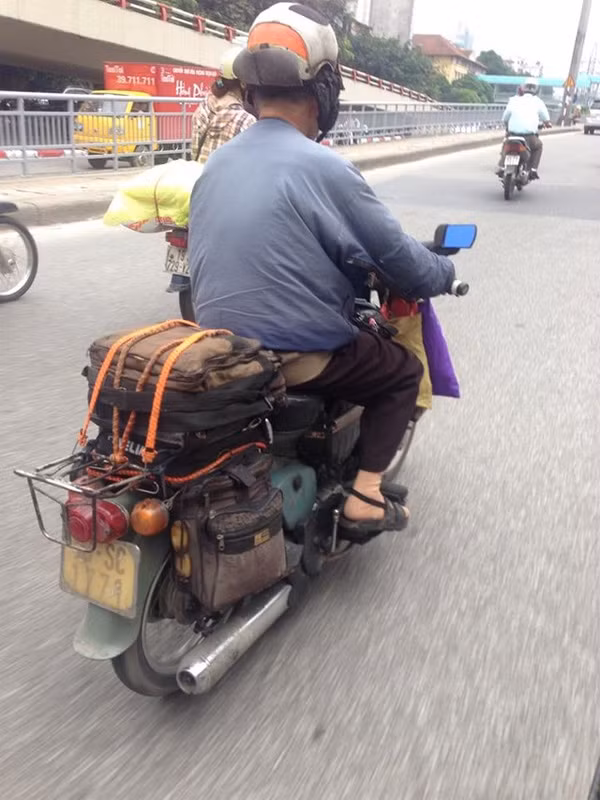 Cụ ông 85 tuổi và chiếc siêu xe chinh phục Hà Nội