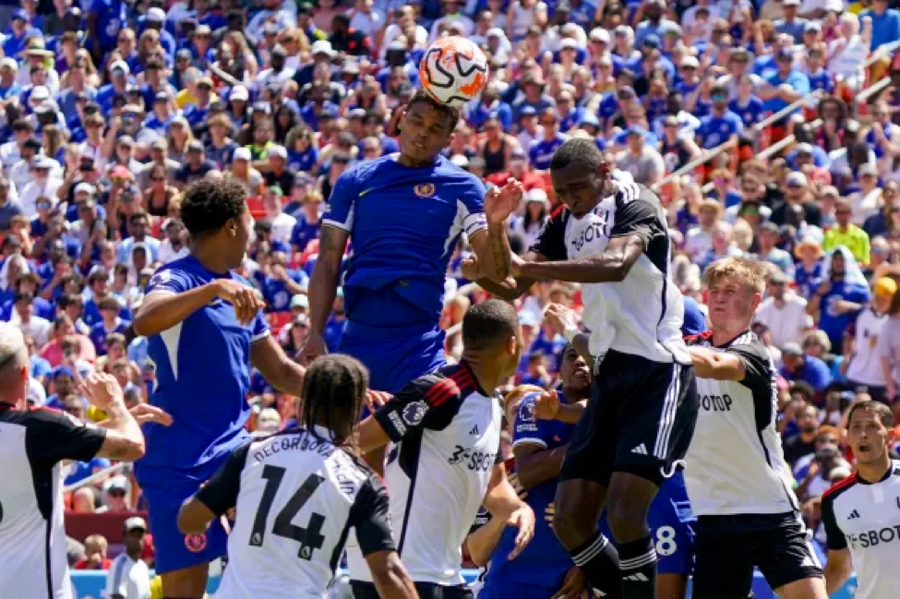 Thiago Silva mở tỉ số cho Chelsea ở phút 20.