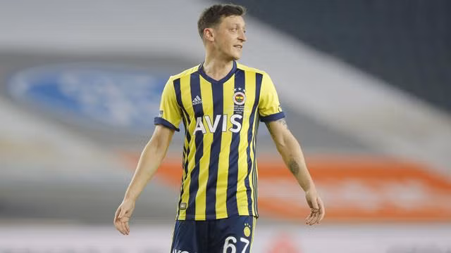 Ozil không hạnh phúc tại Fenerbahce và muốn tìm bến đỗ mới ở kỳ chuyển nhượng mùa đông.