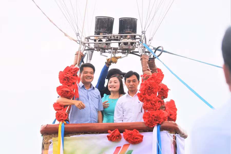 Đại biểu, khách mời tham gia bay trình diễn tại lễ hội.